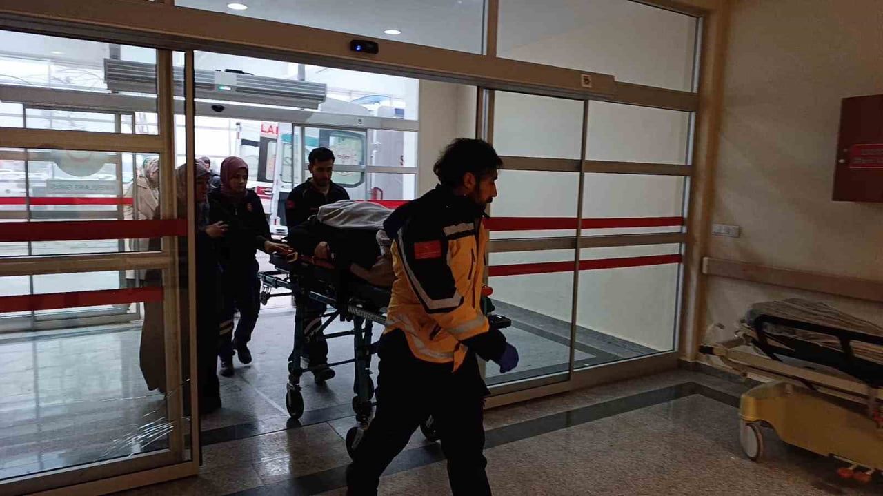 Adıyaman'da Otomobil Şarampole Devrildi: 5 Yaralı