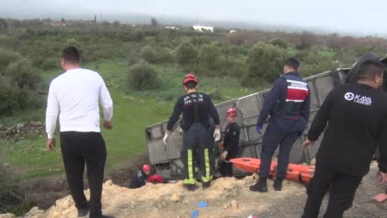Antalya'da Otobüs Devrildi: Ölü ve Yaralılar Var