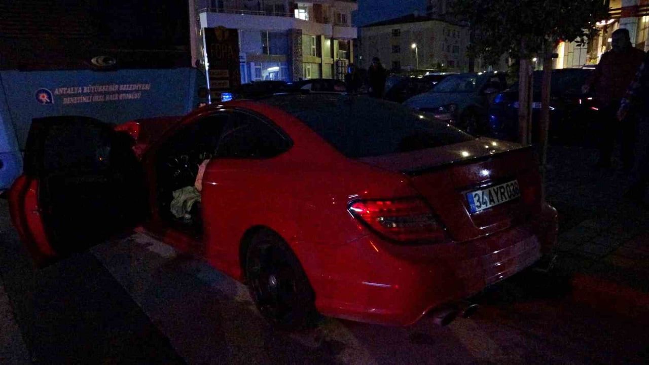 Antalya Konyaaltı'nda lüks otomobil park halindeki otobüse çarptı