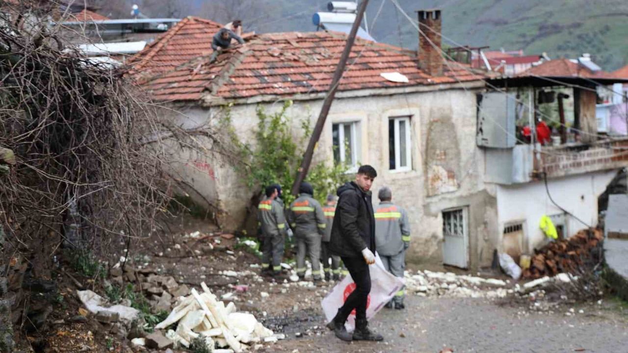 Aydın Köşk'te Fırtına Çatıları Uçurdu — Maddi Hasar, Can Kaybı Yok