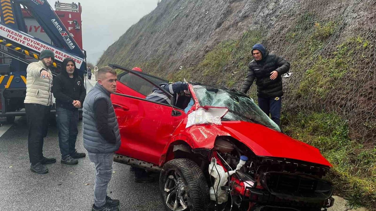 Balıkesir'de İzmir-İstanbul Otoyolunda Kaza: 2 Yaralı