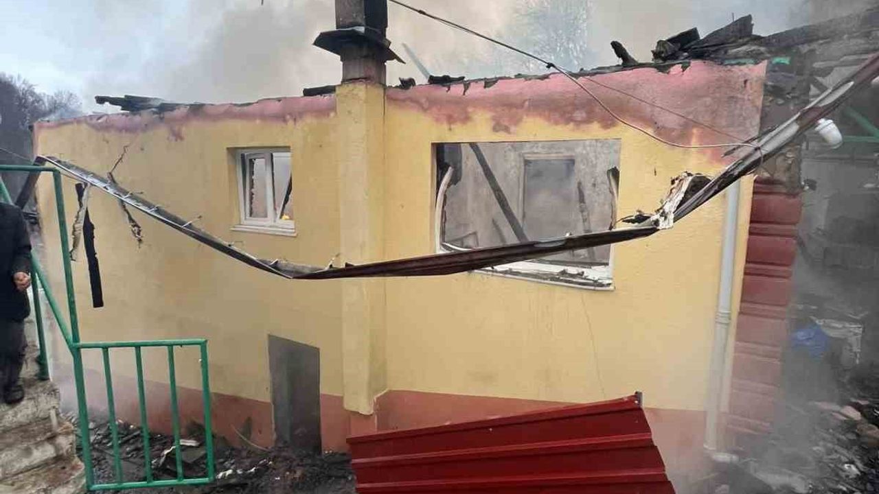 Bartın Hanyeri'de Ahşap Ev Yandı: Yaşlı Çift Kurtarıldı