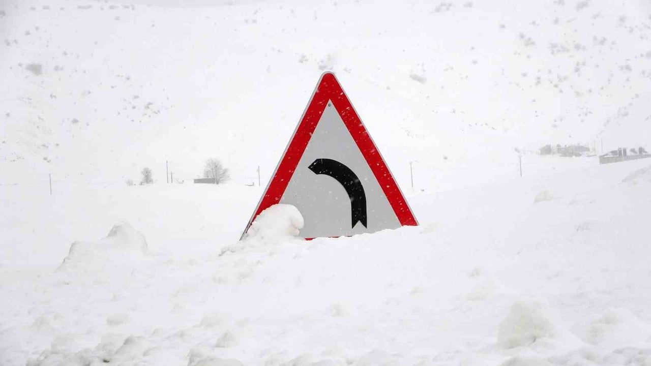 Bitlis'te Kar Etkisini Artırdı: 100 Köy Yolu Ulaşıma Kapandı