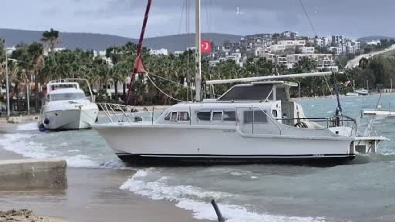 Bodrum’da Fırtına Dehşeti: Gümbet Koyu’nda 8 Tekne Kıyıya Sürüklendi
