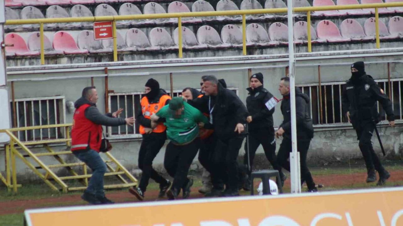 Boluspor-Sakaryaspor Maçında 2 Sakaryasporlu Taraftar Kelepçeyle Çıkarıldı