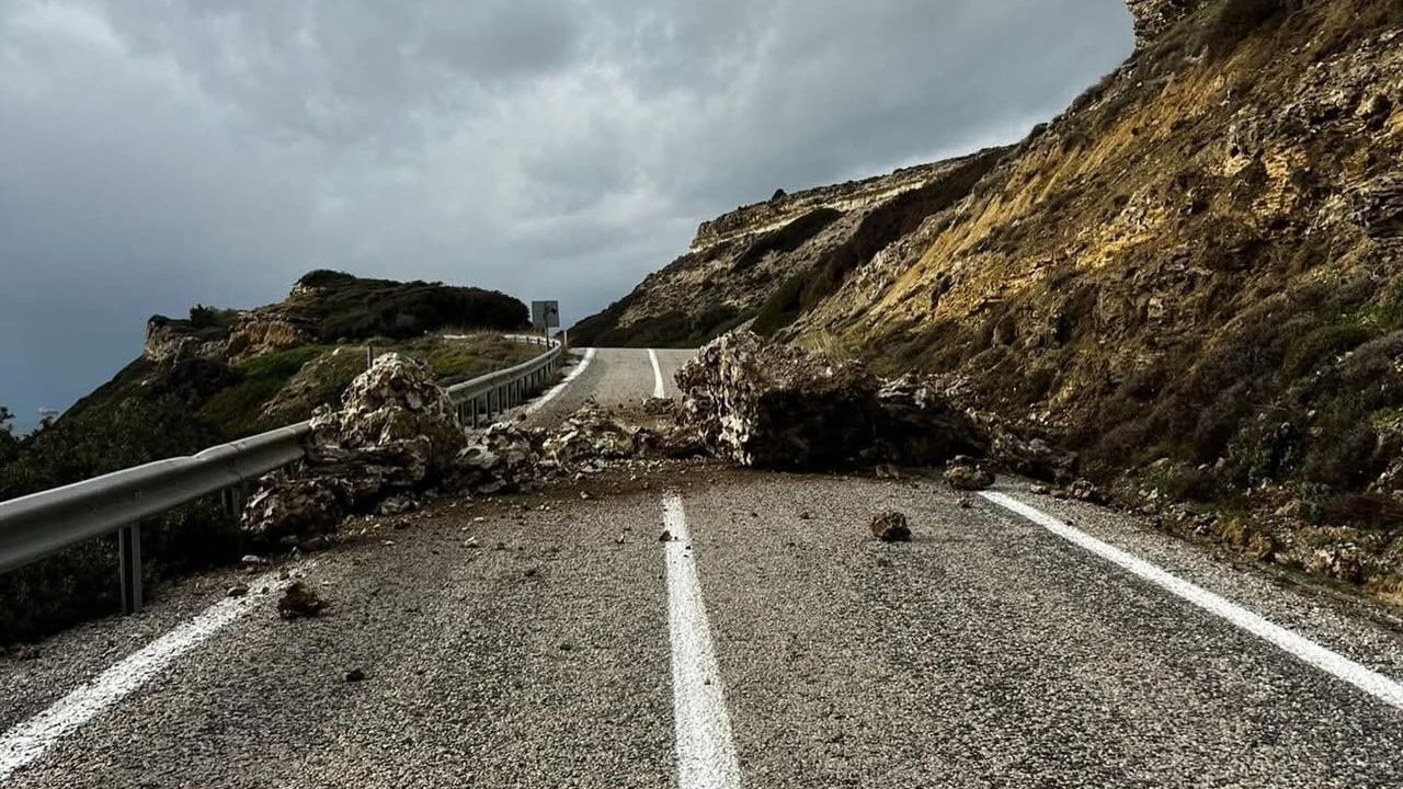 Bozcaada'da Heyelan: Beylik-Ayana Mevkii'nde Yol Kapandı