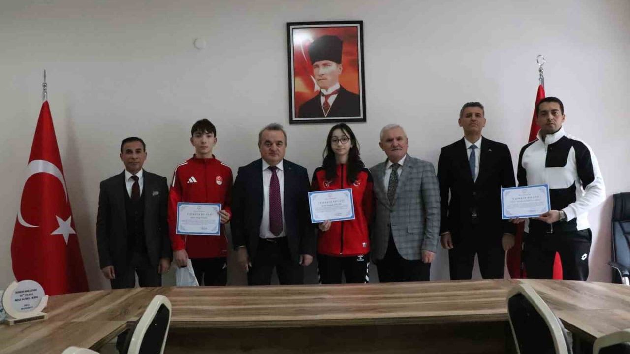 Bozüyük'te Genç Başarılar: Kaymakam Adem Öztürk Öğrencileri Kabul Etti