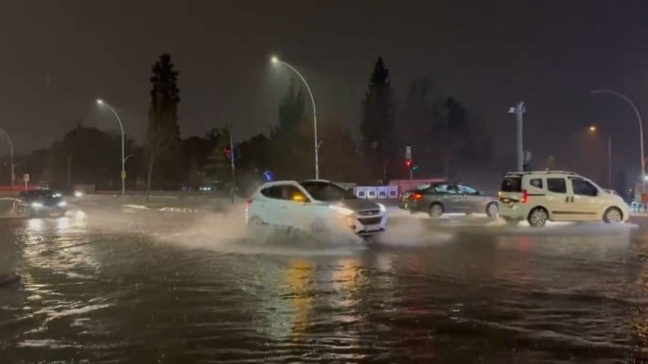 Bursa'da Sağanak: Rögar Taşınca Emniyet Caddesi Göle Döndü