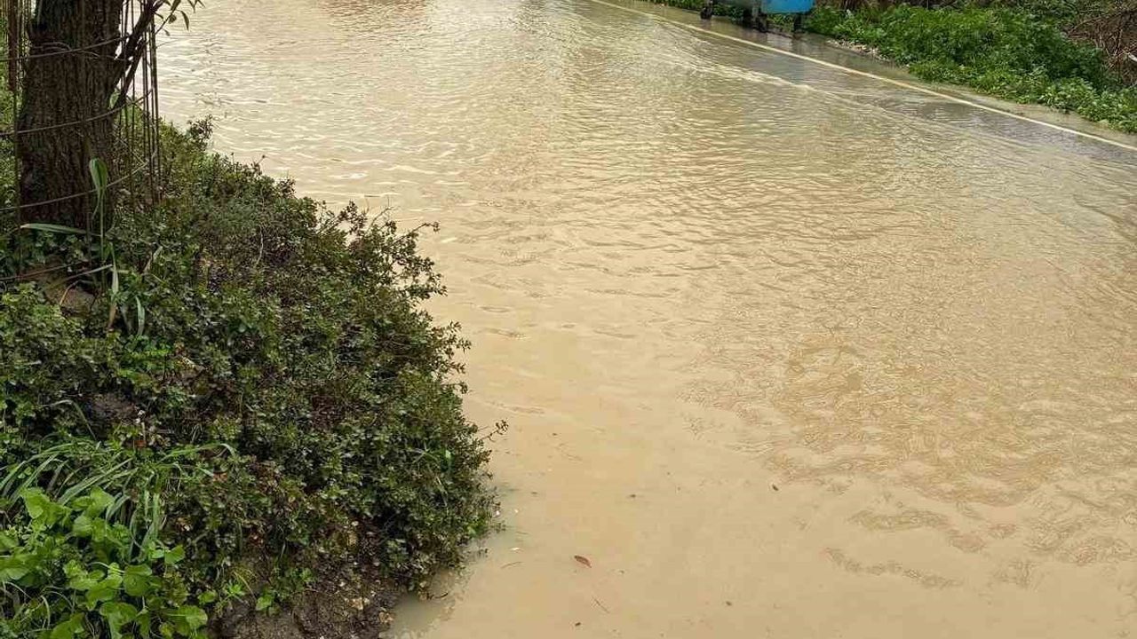 Çeşme'de Sağanak ve Fırtına: Derelerde Taşma ve Bina Hasarı