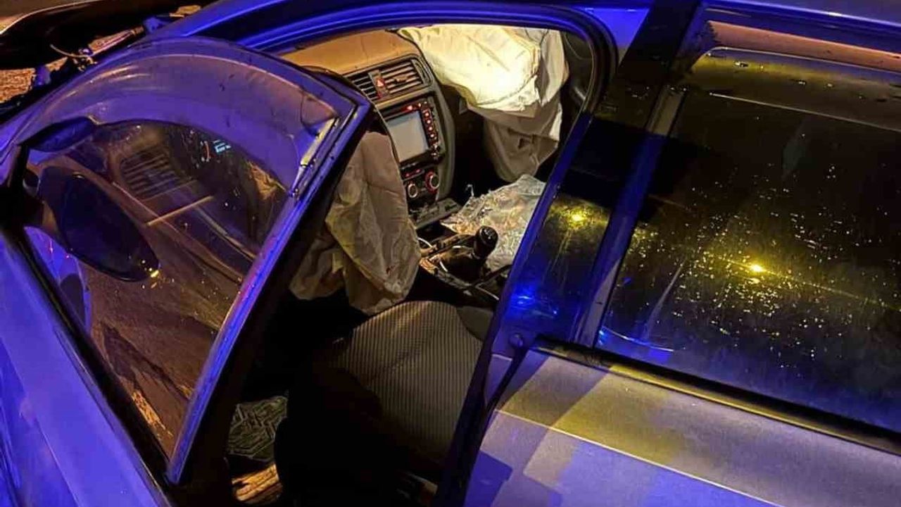 D-650 Adapazarı'da Kaza: İki Otomobil Çarpıştı, 3 Yaralı