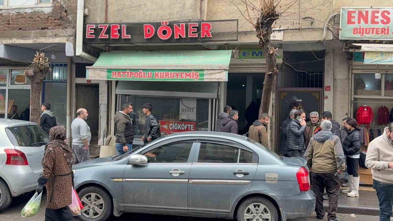 Diyarbakır'da dönerciye silahlı saldırı: İş yerine 2 kurşun isabet etti