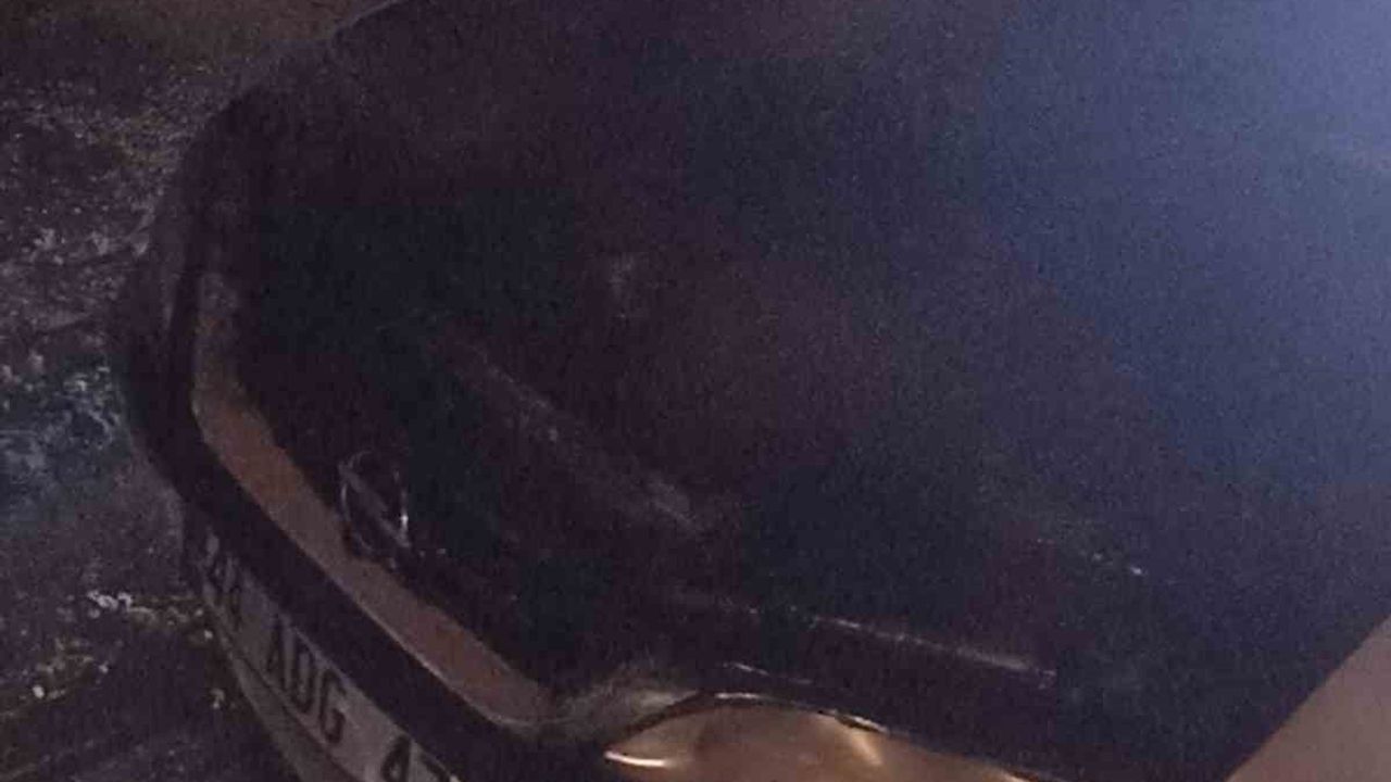 Erciş'te Seyir Halindeki Opel'in Motorunda Yangın