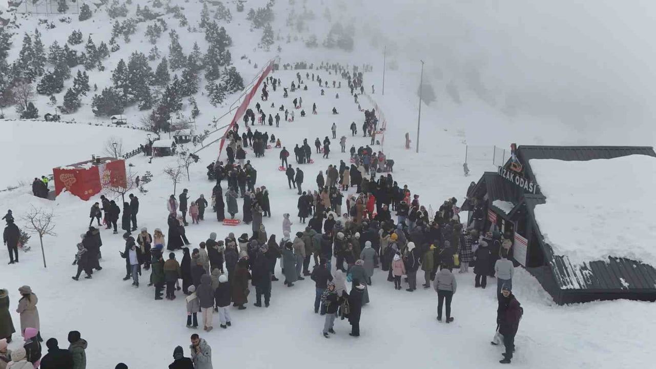 Ergan Kayak Merkezi Sömestrin Son Günü Doldu Taştı — Pistler Yüzde Yüze Yaklaştı