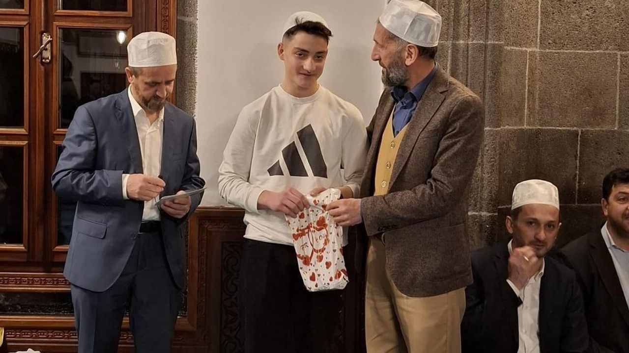 Erzurum'da Gençler Camide Buluştu: Başarılı Öğrencilere Ödüller