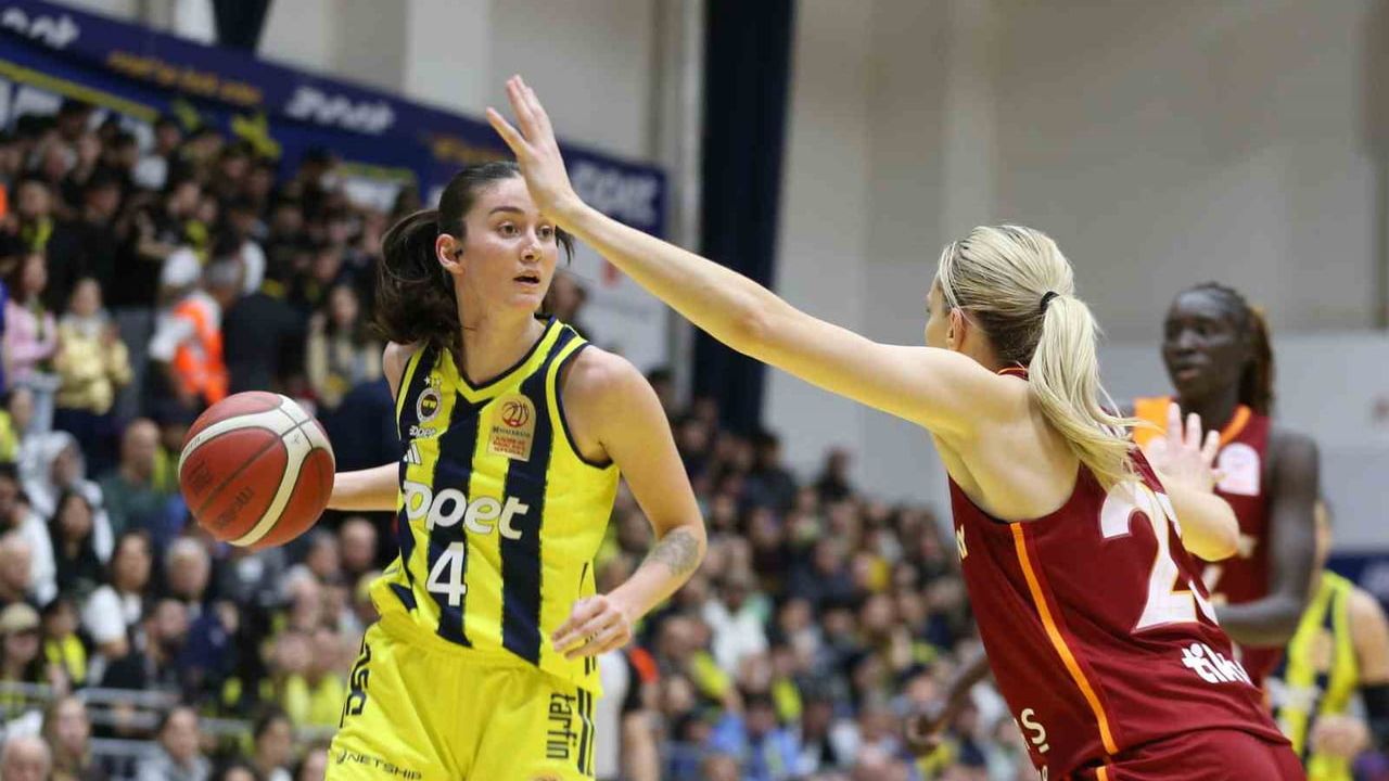 Fenerbahçe'den Çifte Derbi Zaferi: Galatasaray'a Hem Potada Hem Filede