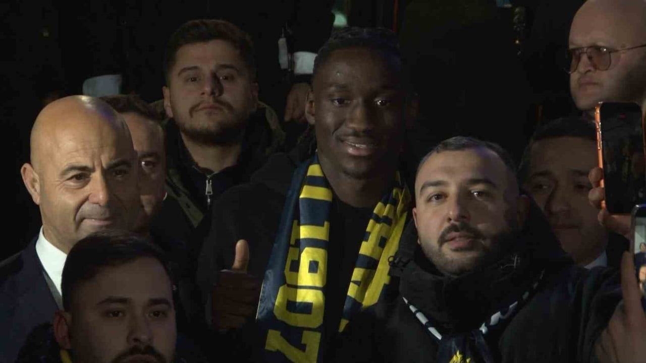 Fenerbahçe, Sidiki Cherif'i İstanbul'da Karşıladı