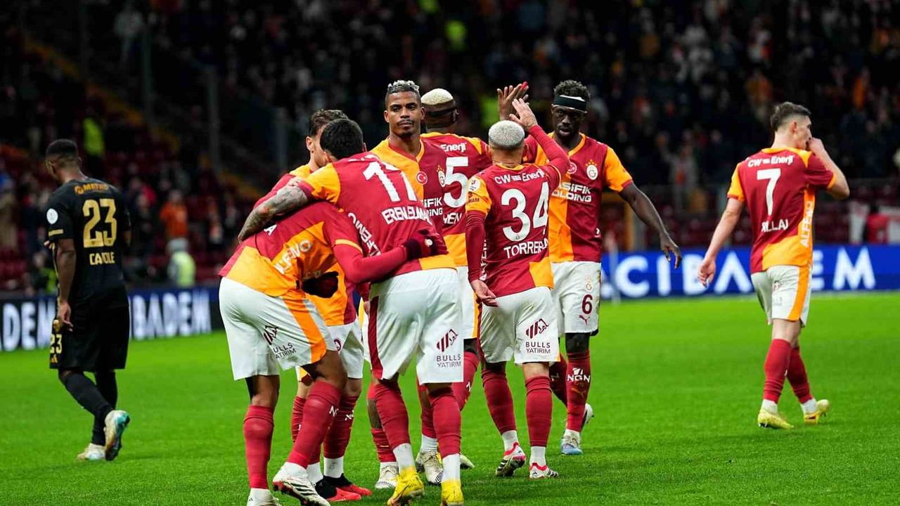 Galatasaray 8 Maçtır Yenilmiyor: Kayserispor'u 4-0 Yendi