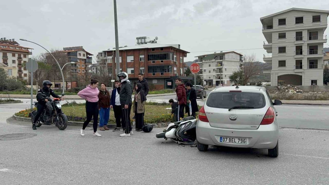 Gazipaşa'da Motosiklet-Otomobil Çarpışması: 1 Yaralı, Acil Doktoru İlk Müdahale Etti
