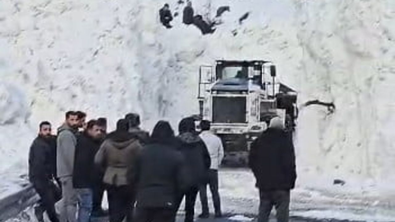 Hakkâri'de Çığ Alarmı: Van-Hakkâri ve Şırnak Yolları Ulaşıma Kapandı