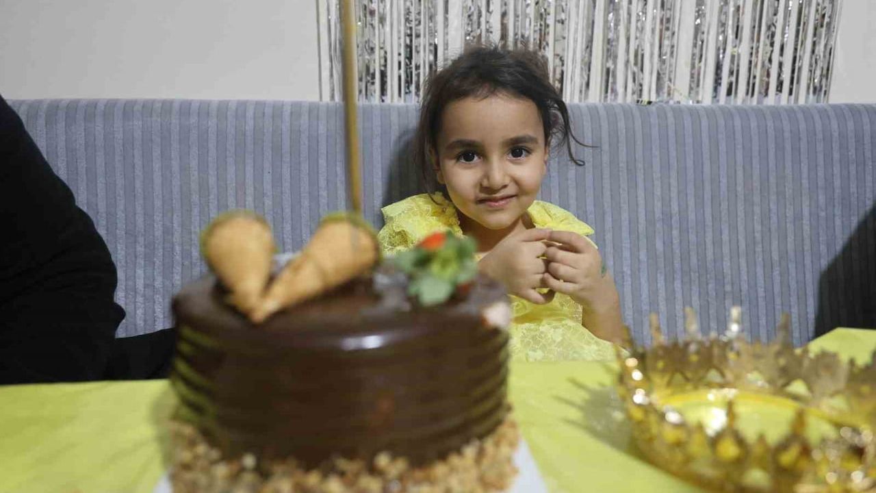 Hatay'da Depremzede Alye'nin 4. Yaş Günü: Babaannesi Gözyaşlarına Boğuldu