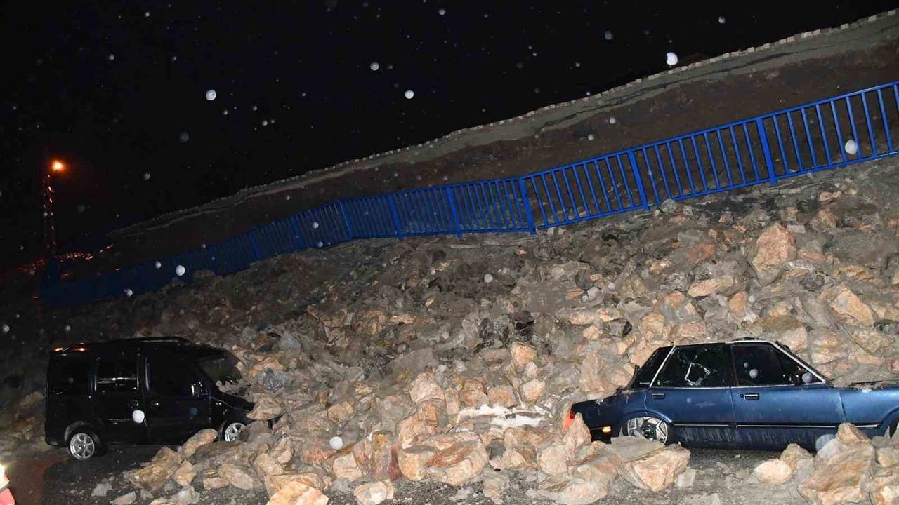 Hatay'da istinat duvarı çöktü: 7 araç zarar gördü