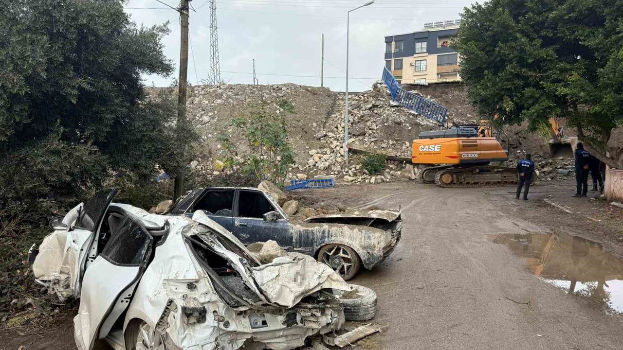 Hatay Payas'ta İstinat Duvarı Çökmesi: 7 Araç Hurdaya Döndü