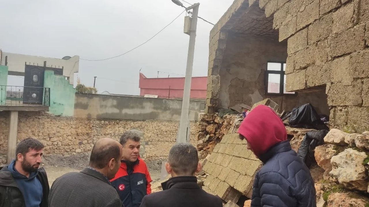 İdil Yazman köyünde şiddetli yağış evi kısmen yıktı