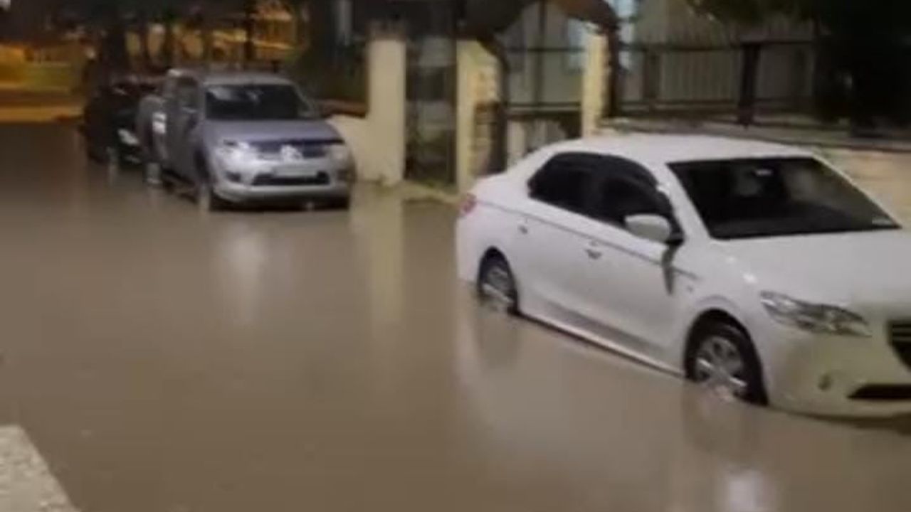 İnegöl'de Sağanak Hayatı Felç Etti: Alt Geçitler Kapanıp Sokaklar Göle Döndü