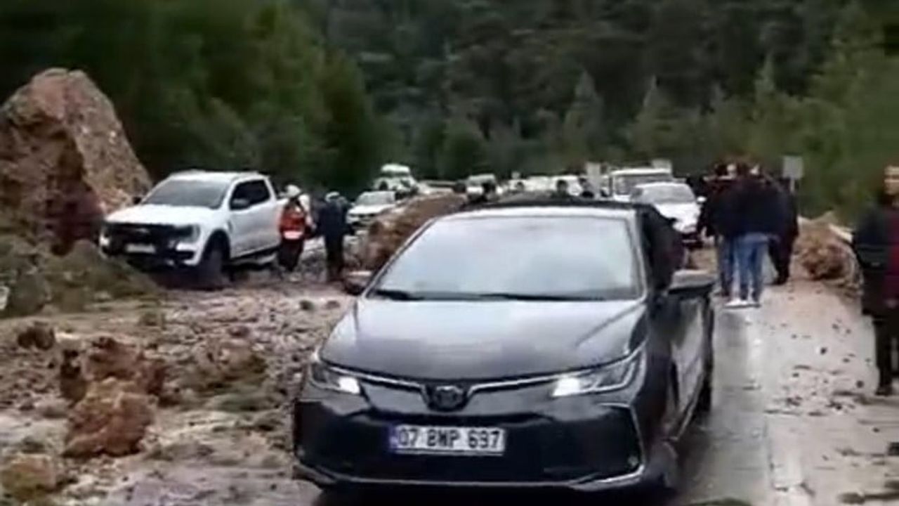 Isparta-Antalya kara yolunda heyelan: Dev kayalar yola düştü, ulaşım durdu