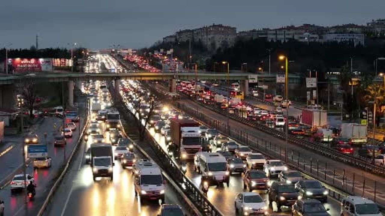 İstanbul trafiği 'ara tatil' dinlemedi: Yoğunluk yüzde 85'lerde