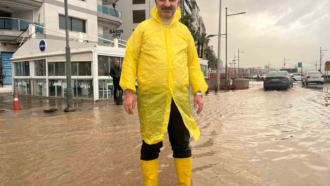İzmir Kordon Göle Döndü: Vatandaş Oltayla Tepki Gösterdi