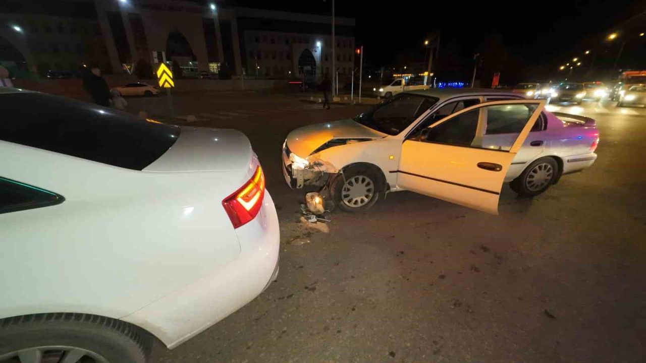 Karaman’da Adliye Kavşağında Otomobiller Çarpıştı: 1 Yaralı