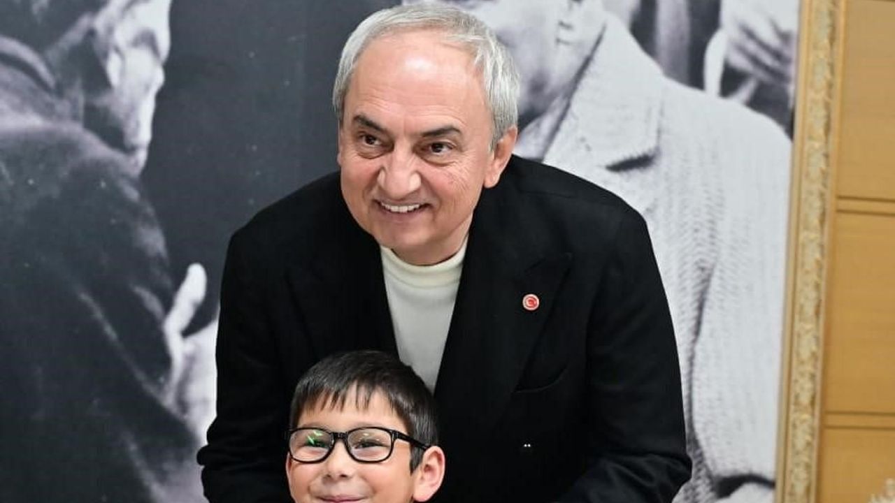 Kepez Belediye Başkanı Mesut Kocagöz, görme sorunu olan öğrencilere gözlük teslim etti