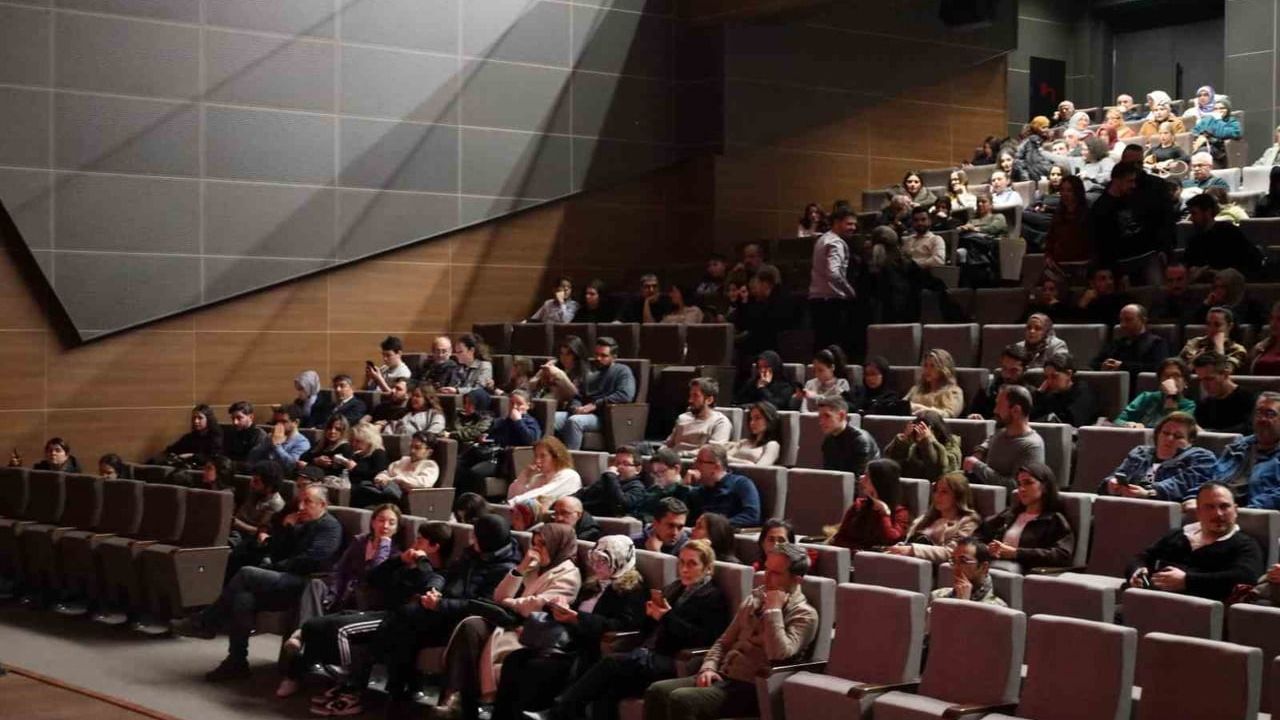 Kocaeli Şehir Tiyatroları Başiskele'de 'Masanın Altında' Sahneledi