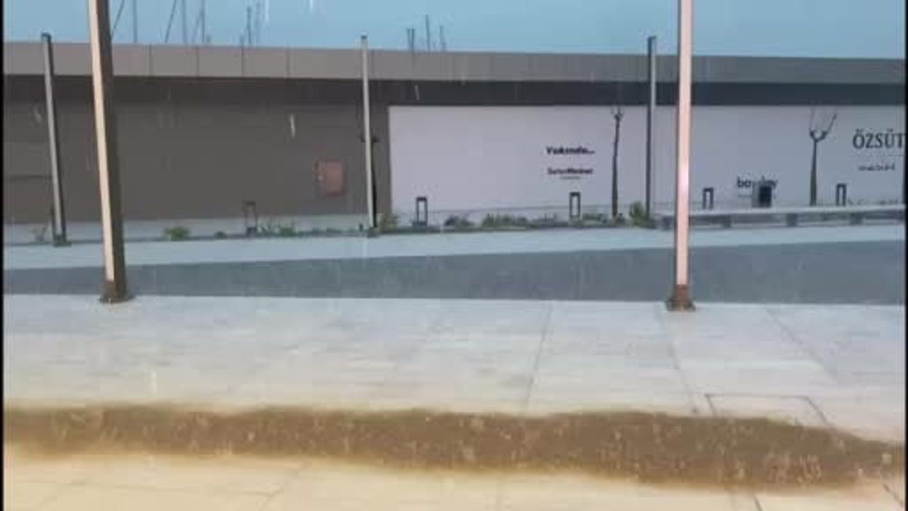 Kuşadası'nda Sağanak ve Dolu: Su Baskınları ve Trafik Aksamaları