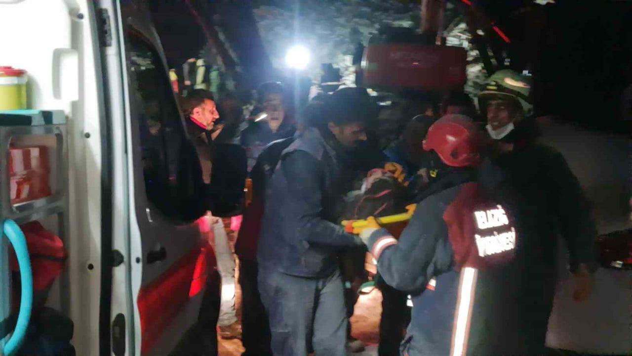 Malatya'da 40 Saat Sonra Kurtarılan Aysima: İtfaiyecinin "kedi sesi" İhbarı