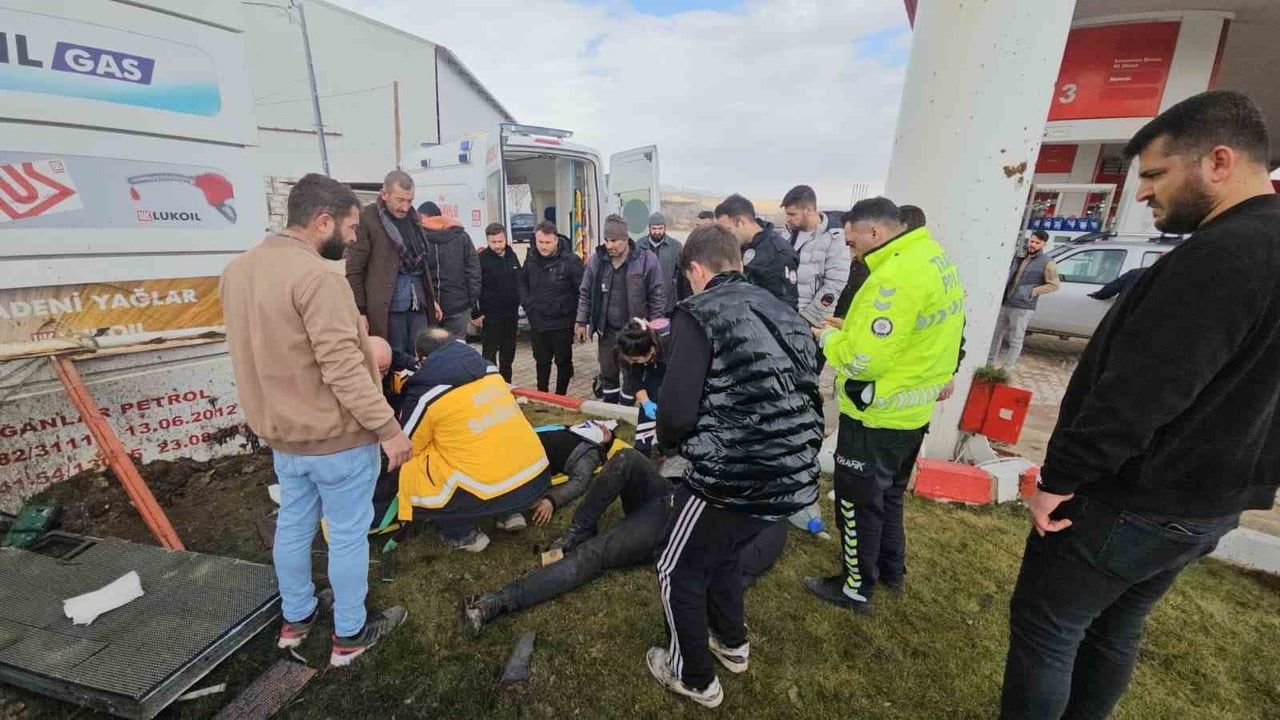 Malatya'da Kontrolden Çıkan Hafif Ticari Araç Akaryakıt İstasyonuna Daldı: 2 Yaralı