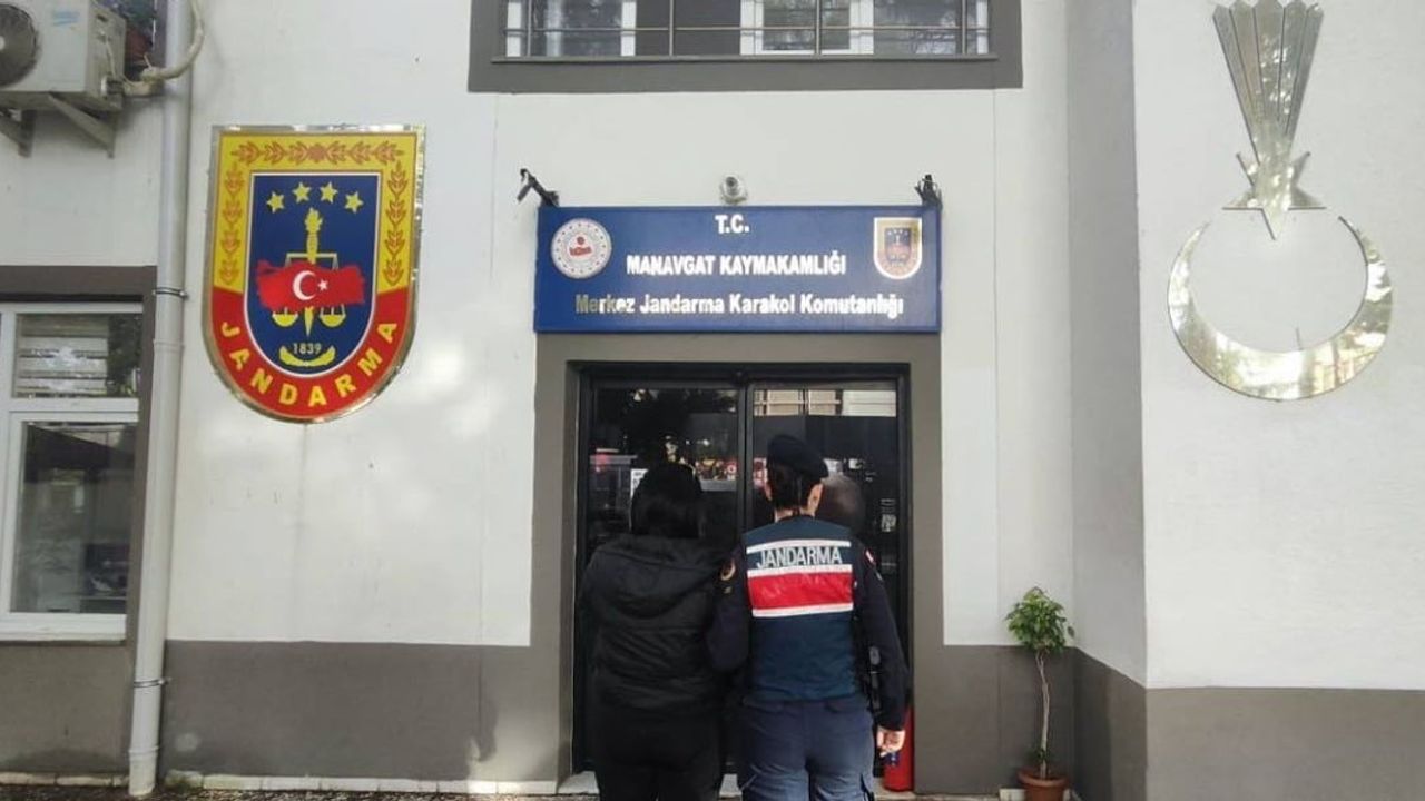 Manavgat’ta 17 yıl 2 ay hapis cezası bulunan dolandırıcı yakalandı