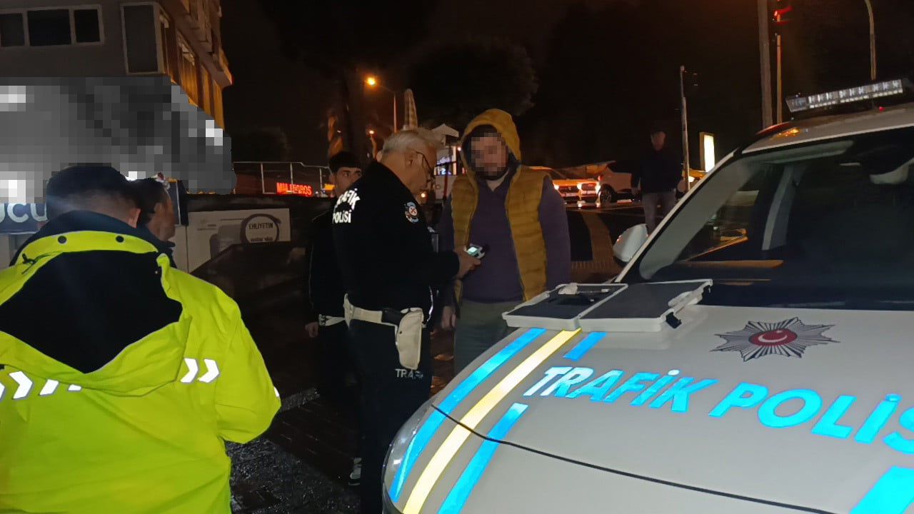 Manavgat'ta ehliyetsiz sürücü kırmızı ışıkta bekleyen araca çarptı — 46.958 TL ceza