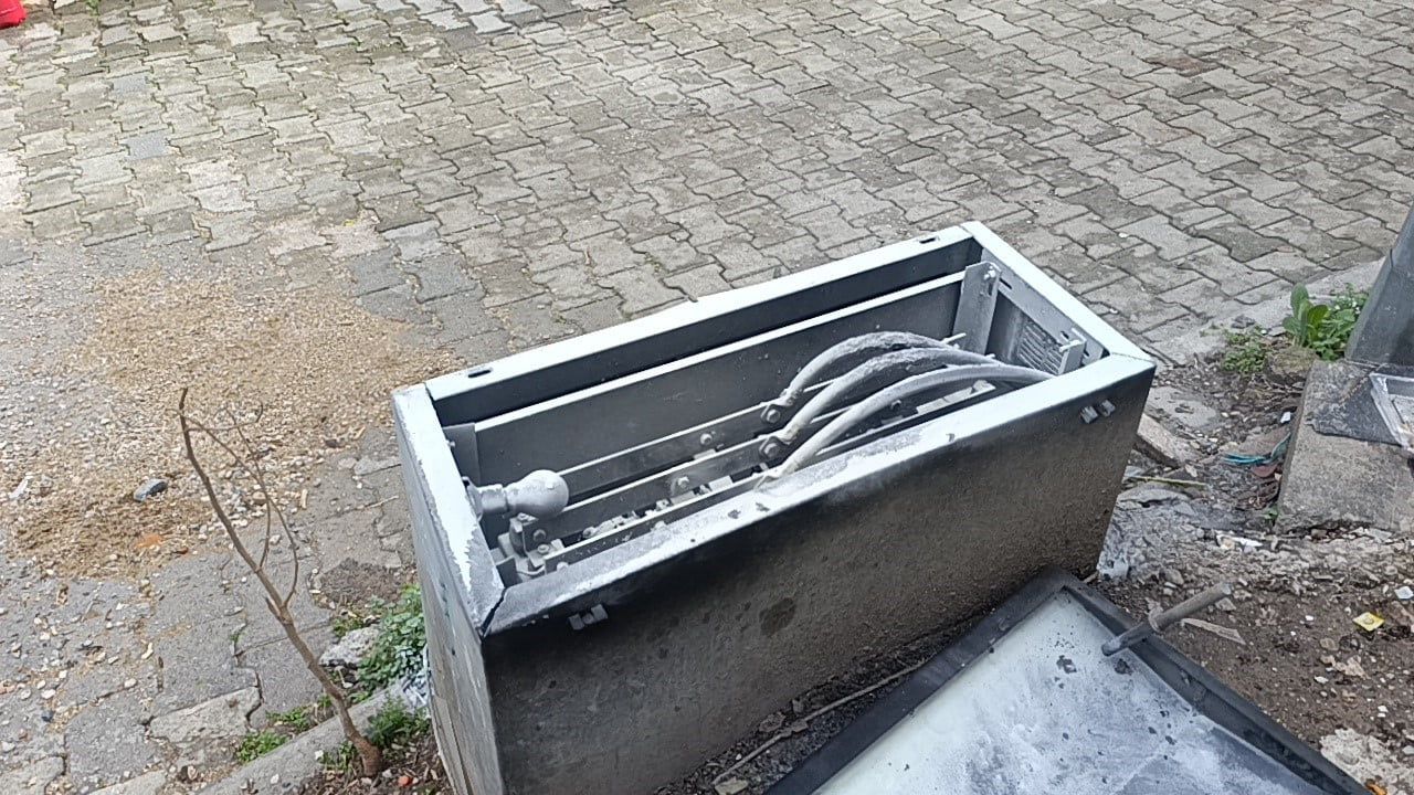 Manavgat’ta itfaiyeye park engeli: Ekipler yangına tüplerle müdahale etti