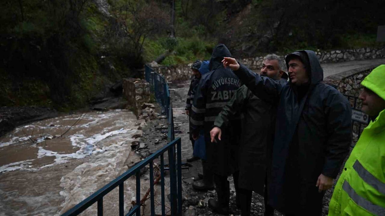 Manisa'da Taşkın Tehdidine Karşı Seferberlik: MASKİ ve Büyükşehir Binin Üzerinde Personelle Sahada