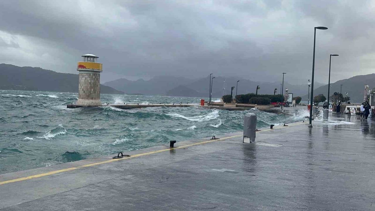 Marmaris'te Kuvvetli Lodos Denizi Taşırdı: İş Yerleri Su Bastı