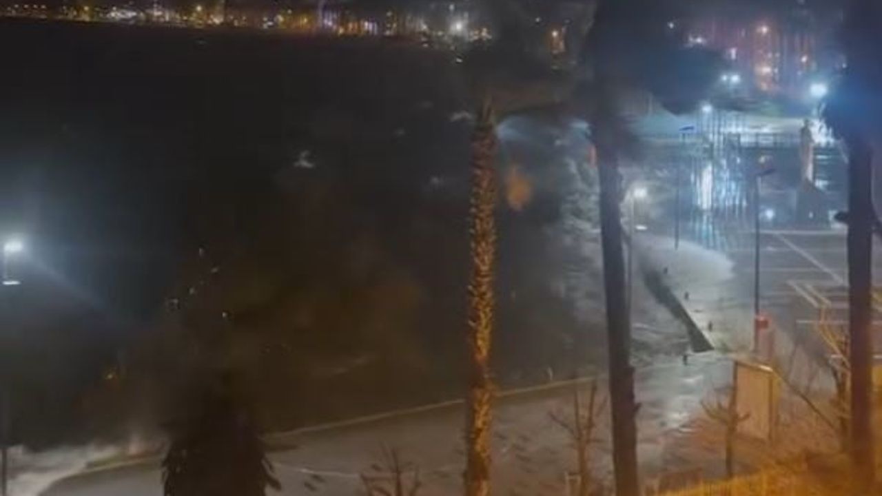 Marmaris'te Lodos Denizi Taşırdı: Dalgalar Metrelerce Yükseldi