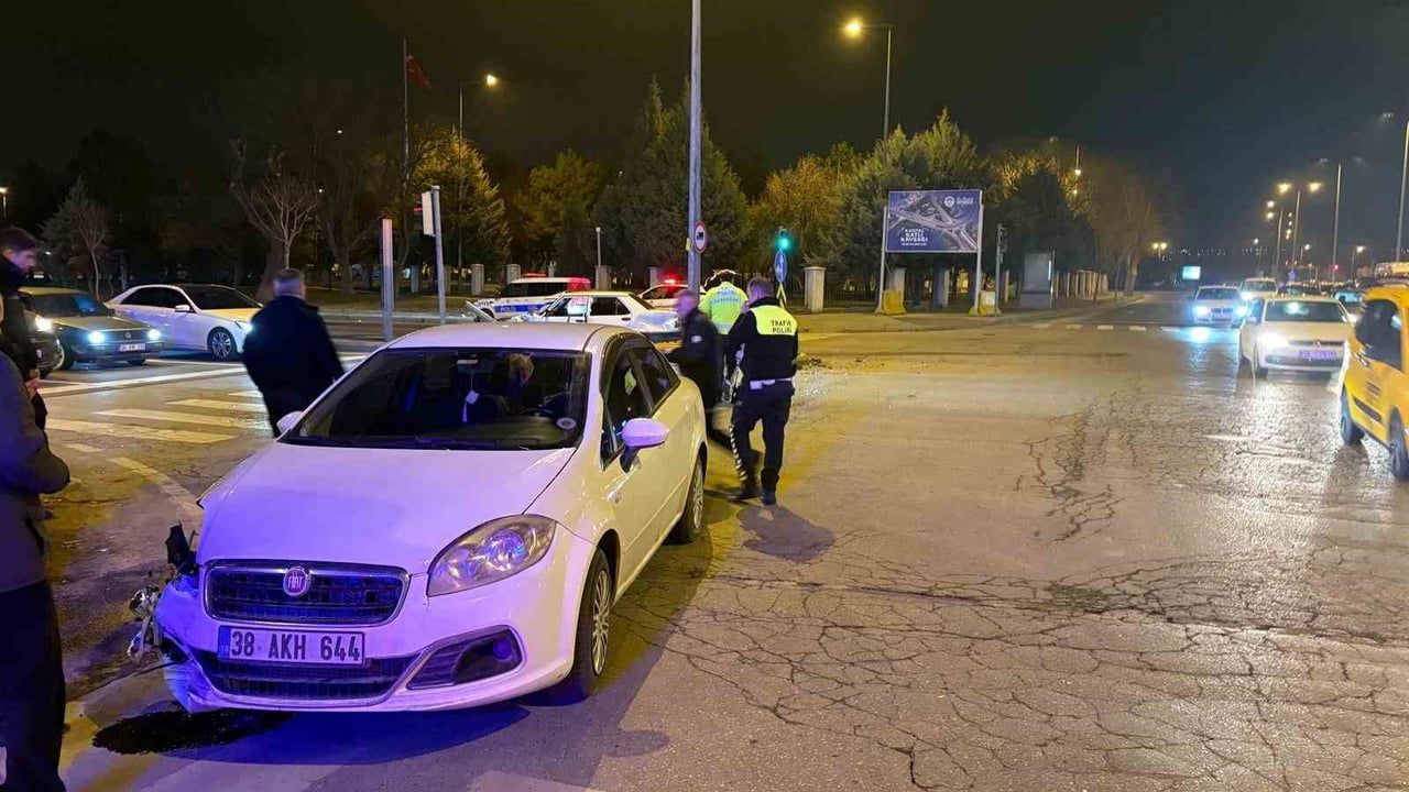 Melikgazi'de Kavşakta İki Otomobil Çarpıştı — Yaralanma Yok
