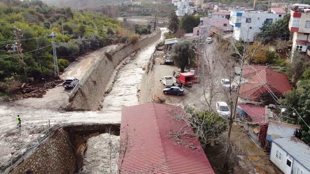 Mersin'de Sel Felaketi Büyüyor: Mezitli Doğlu Mahallesi'nde 2 Araç Kayıp