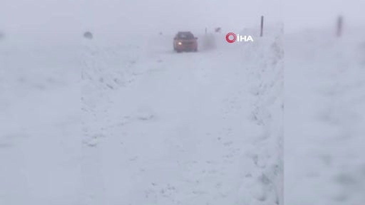 Muş-Kulp kara yolunda çığ: Karayolları iş makinesi kurtarıldı