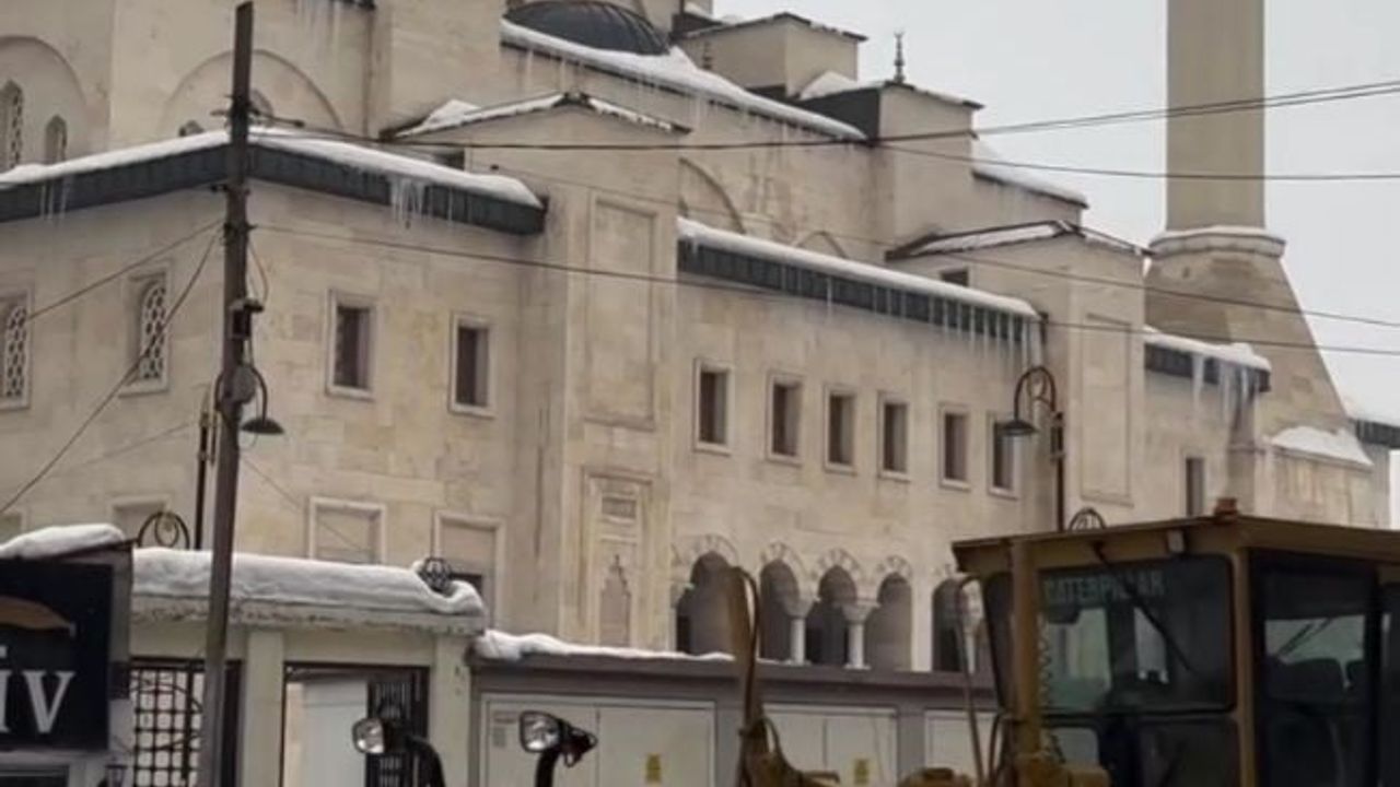 Patnos'ta Kar Temizleme Seferberliği Aralıksız Sürüyor