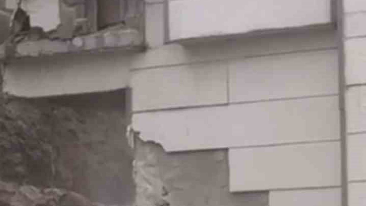 Şanlıurfa Karaköprü’de İstinat Duvarı Çöktü: 15 Kişi İtfaiye ile Kurtarıldı