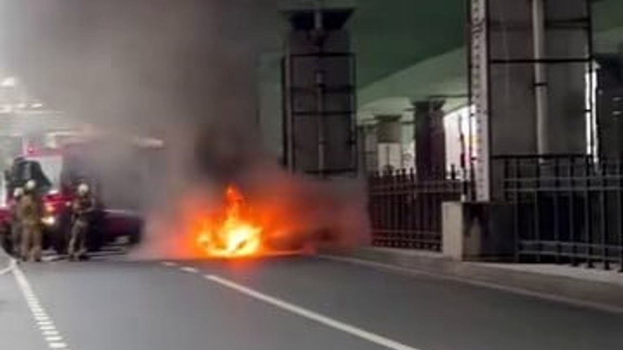 Şişli Mecidiyeköy'de Otomobil Motorunda Yangın