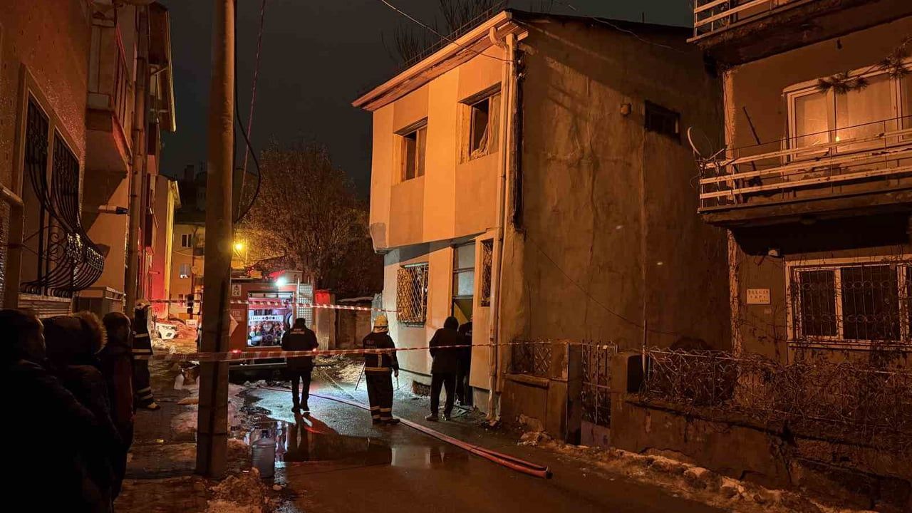 Sivas'ta 2 Katlı Evde Yangın: 26 Kedi Telef Oldu, 10 Kedi Kurtarıldı